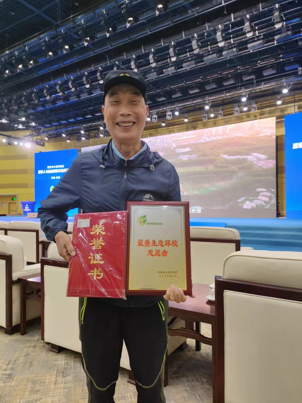 喜報(bào)！新鄉(xiāng)環(huán)保志愿者張鄭州獲省“2023最美生態(tài)環(huán)境志愿者”稱(chēng)號(hào)