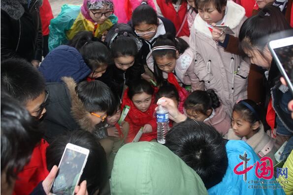 學(xué)生們對水質(zhì)測驗(yàn)產(chǎn)生濃厚興趣 學(xué)生們對水質(zhì)測驗(yàn)產(chǎn)生濃厚興趣